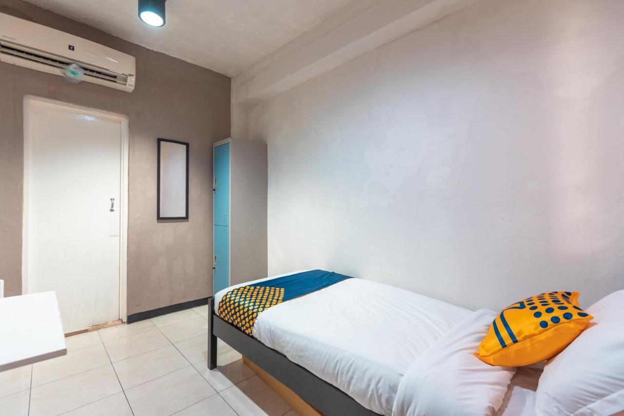 Spot On 2033 Kayumanis Homestay Syariah Jakarta Bagian luar foto