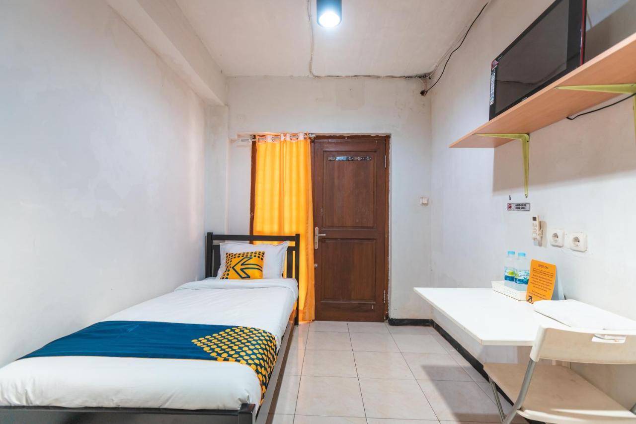 Spot On 2033 Kayumanis Homestay Syariah Jakarta Bagian luar foto