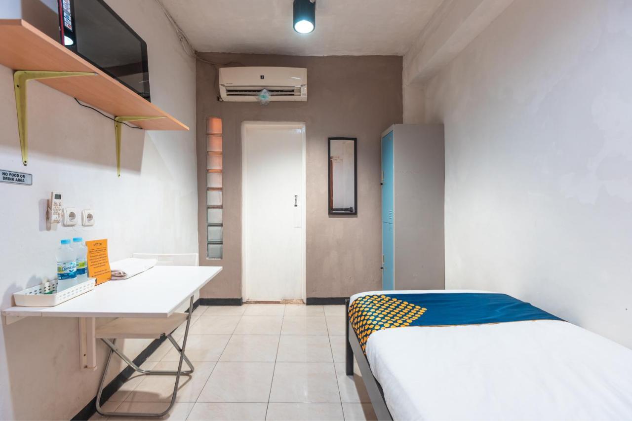 Spot On 2033 Kayumanis Homestay Syariah Jakarta Bagian luar foto