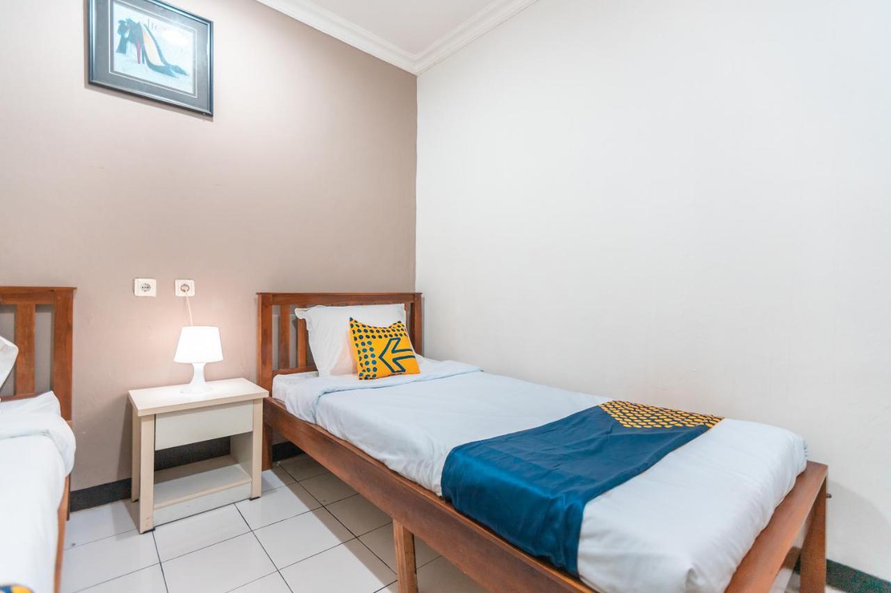 Spot On 2033 Kayumanis Homestay Syariah Jakarta Bagian luar foto