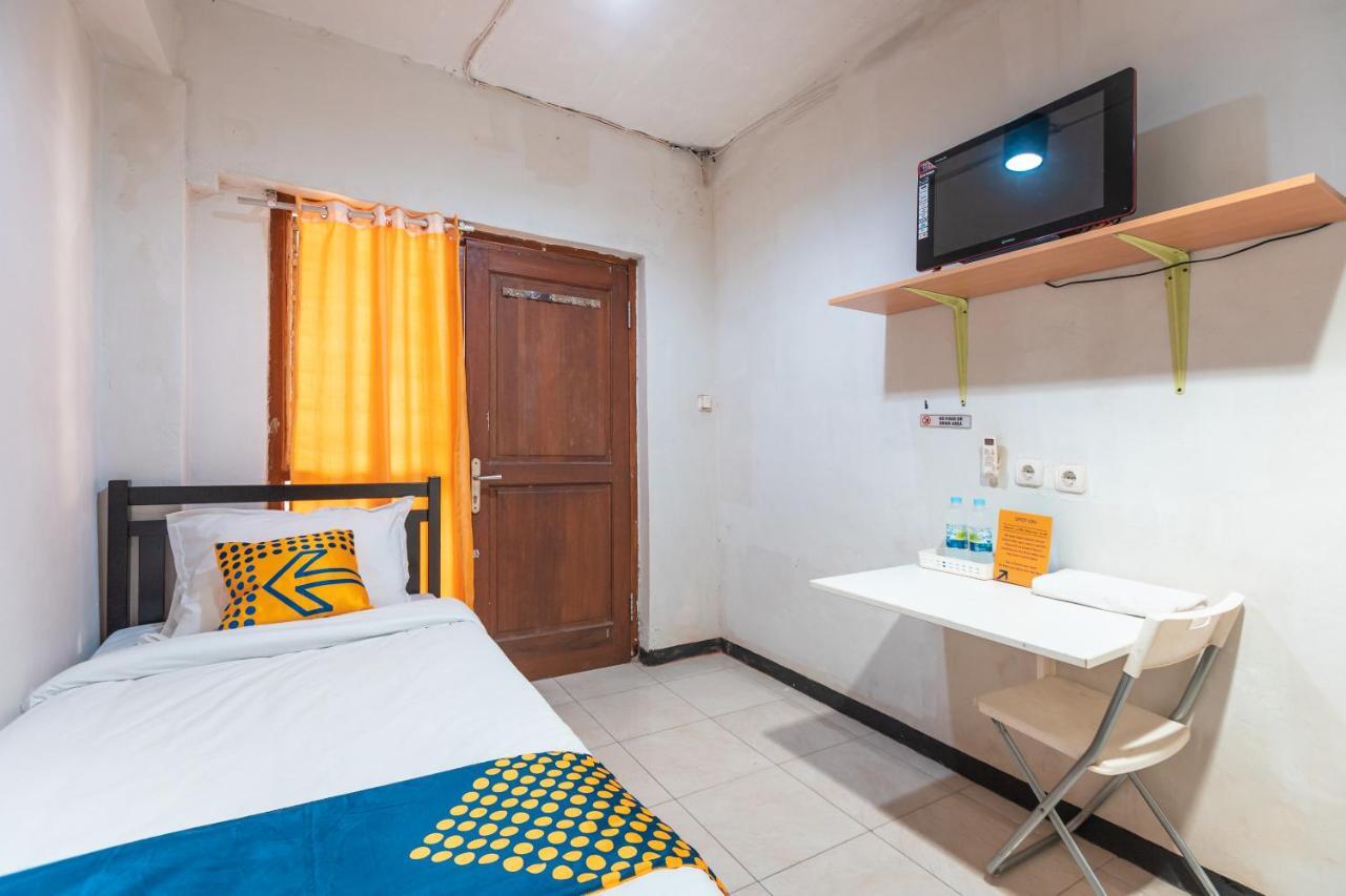 Spot On 2033 Kayumanis Homestay Syariah Jakarta Bagian luar foto
