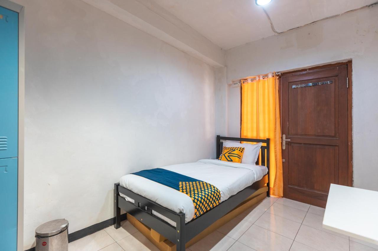 Spot On 2033 Kayumanis Homestay Syariah Jakarta Bagian luar foto